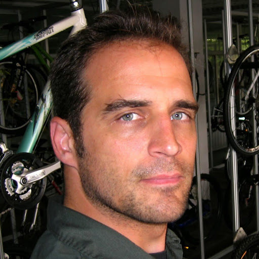 Robert Pauley Photo 29