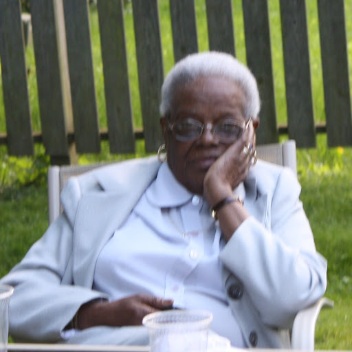 Evelyn Moore Photo 9