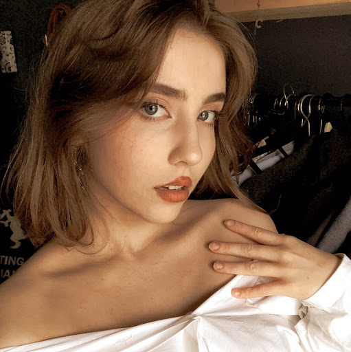 Laura Tucker Photo 37