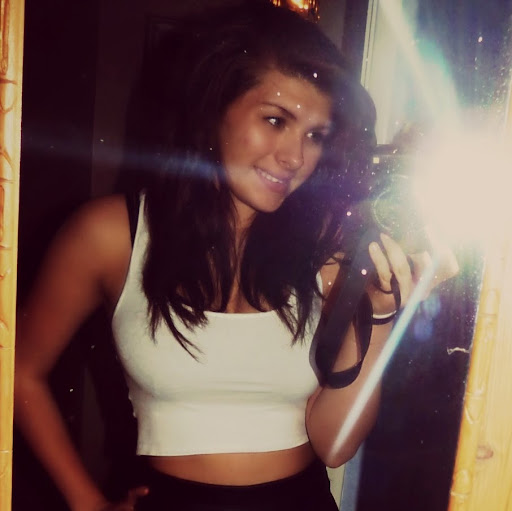 Samantha Watts Photo 16