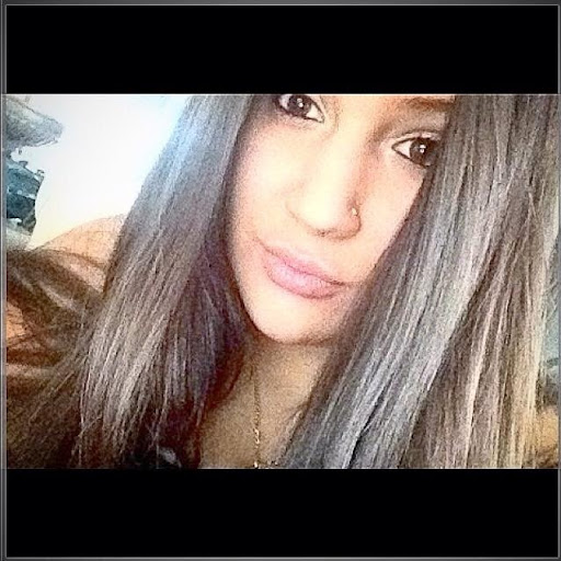Julie Gomes Photo 27