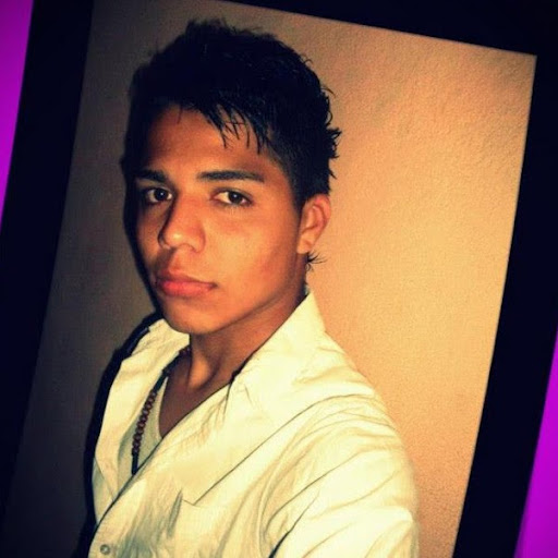 Roberto Aguirre Photo 23