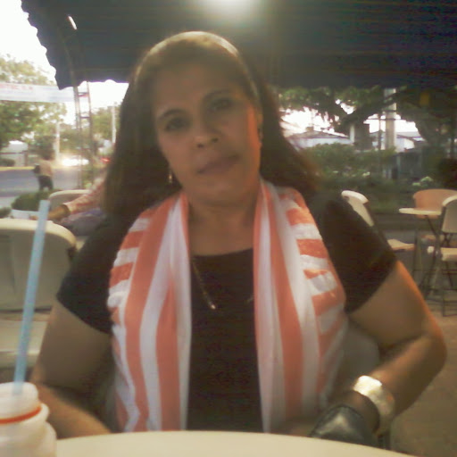 Elizabeth Quintanilla Photo 6