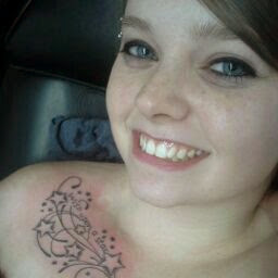 Chelsea Phillips Photo 26