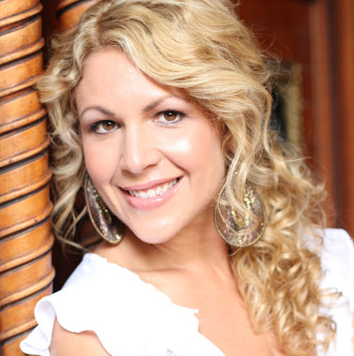 Candace Cook Photo 13