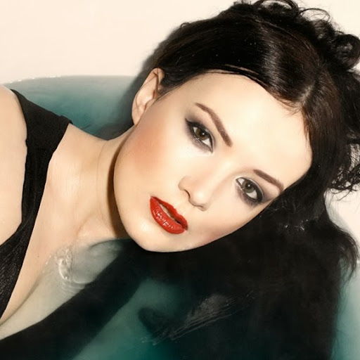 Faye Taylor Photo 15