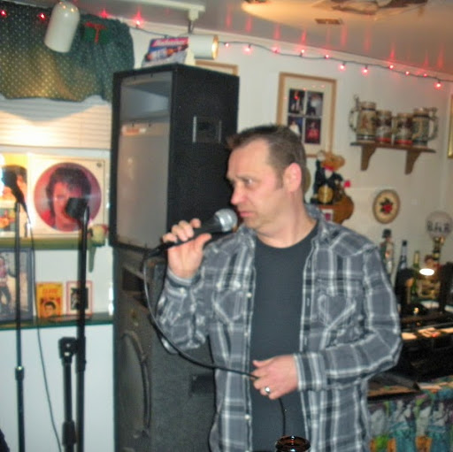 Lee Williamson Photo 40