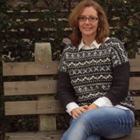 Julie Place Photo 3