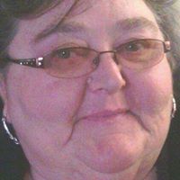 Elizabeth Helms Photo 13