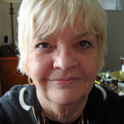 Julia Lloyd Photo 35