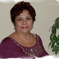 Caroline Rosales Photo 6
