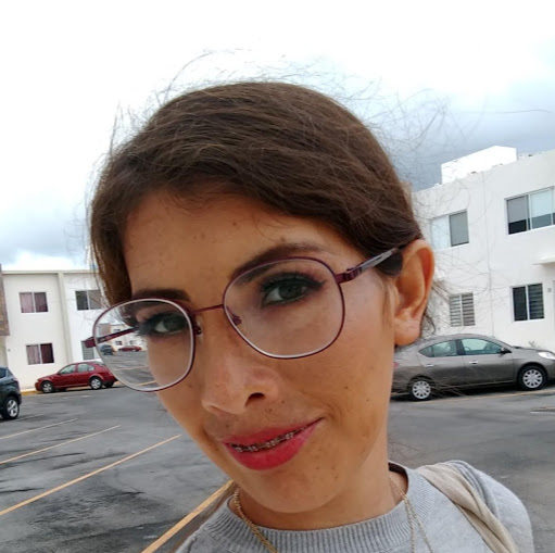 Stephanie Hernandez Photo 35