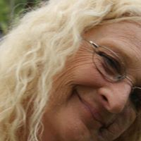 Elizabeth Beverly Photo 25