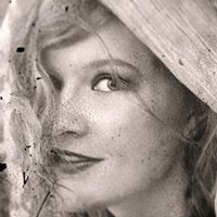 Elizabeth Justice Photo 28