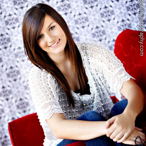 Elizabeth Compton Photo 33