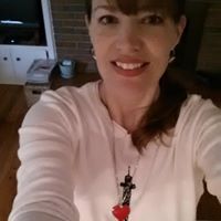 Laurie Ireland Photo 8