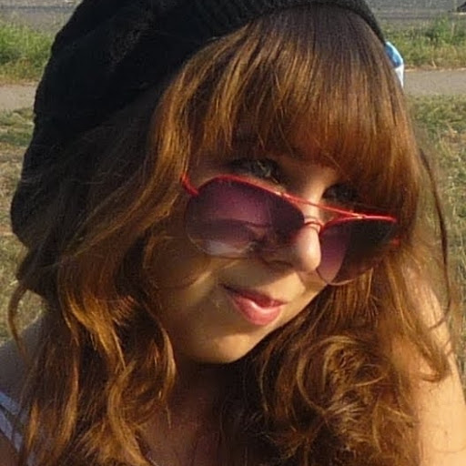 Laura Small Photo 39