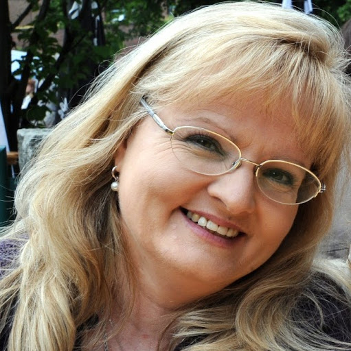 Susanne Thompson Photo 24