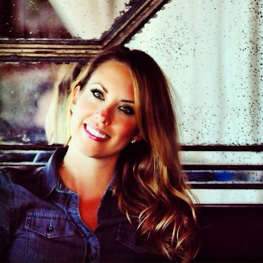 Julia Gardner Photo 19