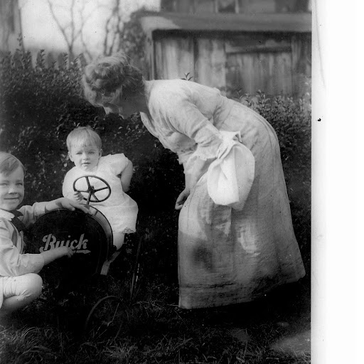 Katherine Robertson Photo 26
