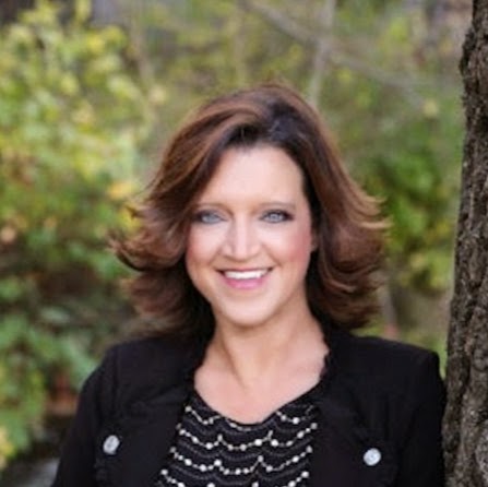 Lori Cummins Photo 17