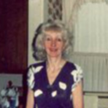Elizabeth Larson Photo 24