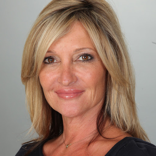 Marie Larson Photo 8