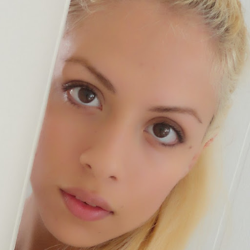 Erika Fernandez Photo 22