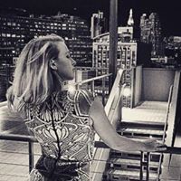Julia Reynolds Photo 30