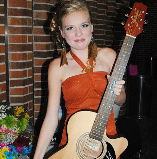 Michelle Stratton Photo 38