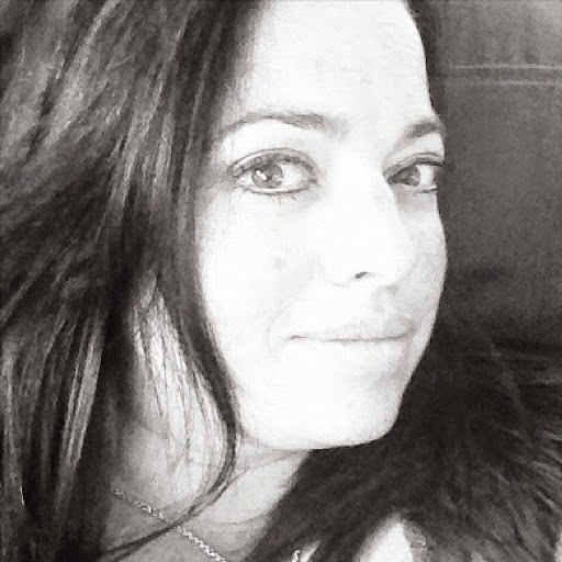 Julie Connolly Photo 32