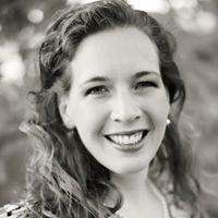 Elisabeth Larson Photo 9