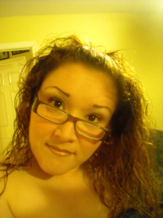 Stephanie Hernandez Photo 24