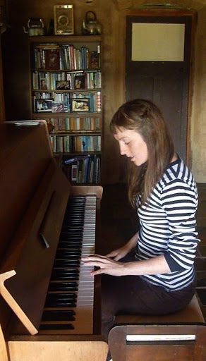 Elizabeth Crichton Photo 15