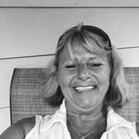 Julie Hood Photo 24