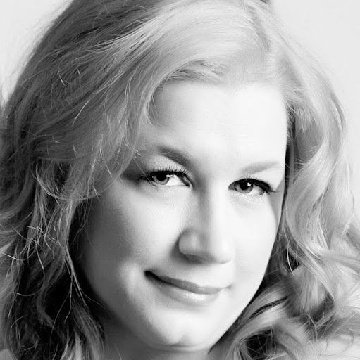 Julie Law Photo 27