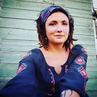 Claire Magee Photo 25