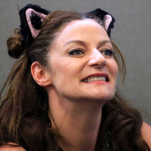 Emma Gilbert Photo 7