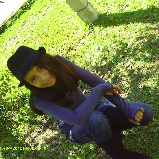Amy Velasquez Photo 40