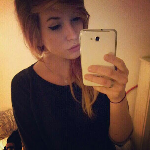 Emily Rowe Photo 10