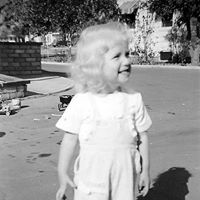 Elizabeth Leeper Photo 14