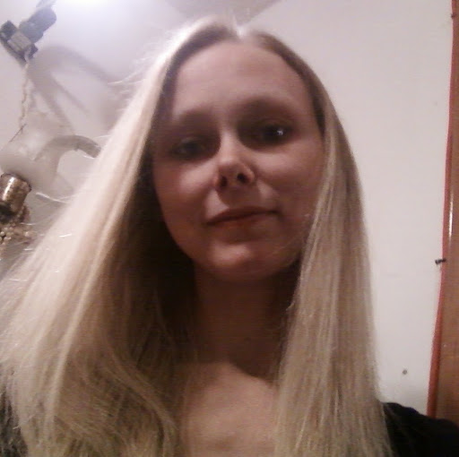 Elizabeth Hutson Photo 33