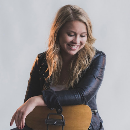 Sarah Fischer Photo 15