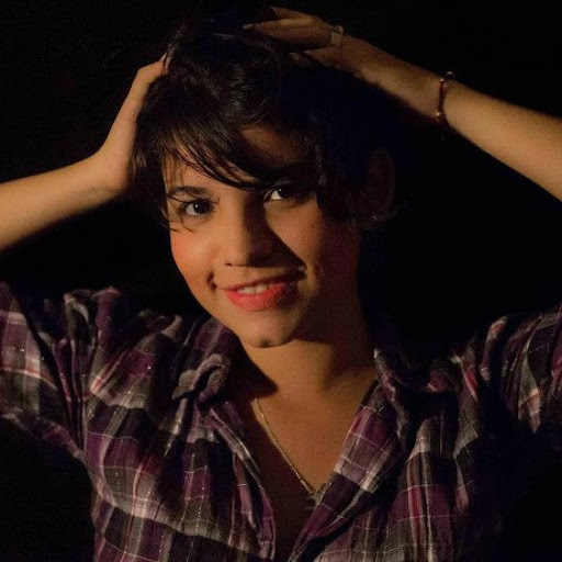 Elizabeth Alba Photo 7