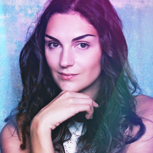 Laura Morris Photo 25
