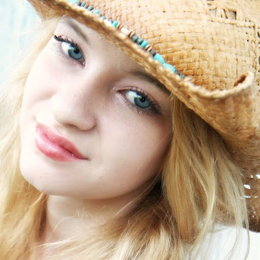 Elizabeth Beck Photo 35