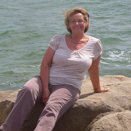 Sue Holland Photo 36