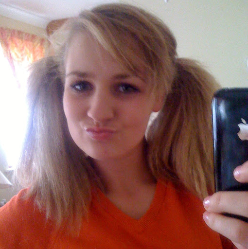 Emily Skinner Photo 12
