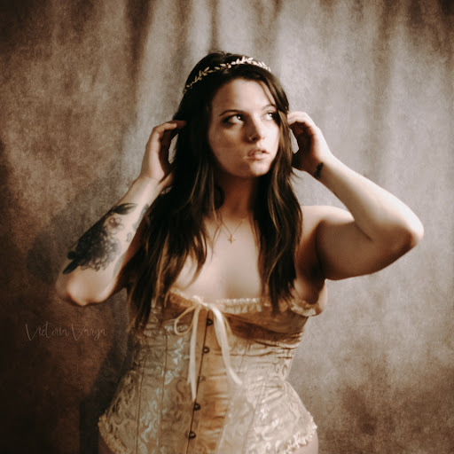 Victoria Gray Photo 25