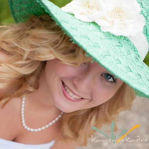 Heidi Hughes Photo 17
